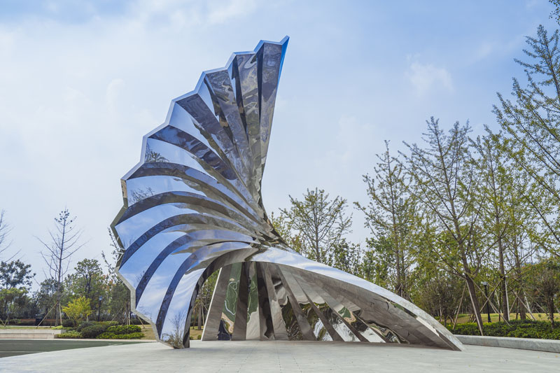 بزرگترین مجسمه ریچارد سوئینی در چین نصب شد